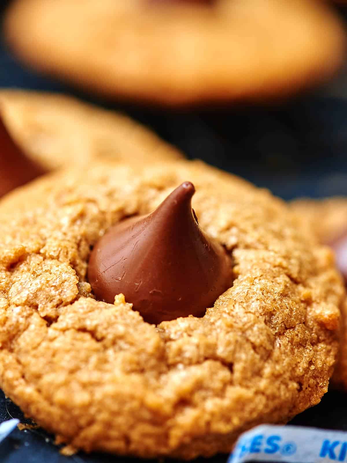 These flourless peanut butter blossoms are perfect if you need to whip up a quick dessert. Perfect for your gluten-free friends and great if you just want a really delicious, super peanut buttery, chewy, melted chocolatey cookie! showmetheyummy.com