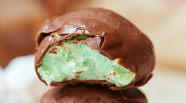 Are you ready to make the easiest candy ever? You're not going to find an easier recipe! This is five ingredient mint chocolate candy. Powdered sugar, sweetened condensed milk, butter, mint extract, and milk chocolate is all you need to make the perfect bite of mint chocolate candy. Chocolate that crunches slightly when you bite into it, filled with creamy, sweet, sugary, minty perfection. showmetheyummy.com #candy #christmas #holiday #mintchocolate #chocolate #mint