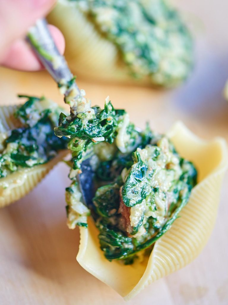 Cheesy Spinach Stuffed Shells - Easy Vegetarian Dinner