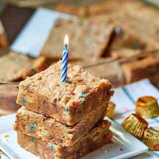 Golden oreo peanut butter blondies! The perfect way to celebrate my birthday! Filled with oreos, peanut butter cups, and sprinkles...what could be better?! showmetheyummy.com #oreos #goldenoreo #peanutbutter #reeses #peanutbuttercup #blondies #bars #dessert