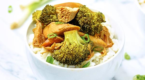 Forget take out and have this Crockpot Chicken and Broccoli instead! I love recipes like this, because it actually tastes better than take-out, you can schedule it to be ready exactly when you want it, and *bonus* it's healthier! showmetheyummy.com #crockpot #chicken #broccoli #chinese #delivery #takeout #healthy #lightenedup