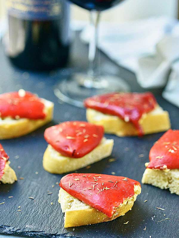 6 pieces of bread with goat cheese stuffed piquillo peppers