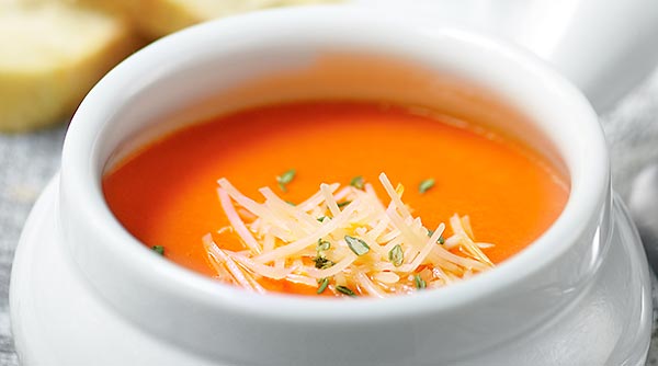 This roasted red pepper soup is easy to make, ultra creamy, gluten free, and can be vegan! It's healthy and so full of flavor. showmetheyummy.com #healthy #glutenfree #whitewine #thyme #spicy #soup #redpeppers #roastedvegetables #vitamix