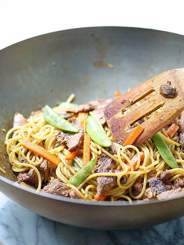 beef lo mein in bowl