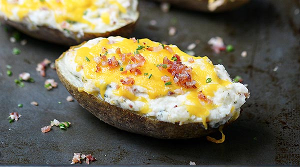 Jalapeno Popper Twice Baked Potatoes - a twice baked potato filled with all of your favorite jalapeño popper ingredients! showmetheyummy.com #jalapeno #jalapenopopper #bakedpotatoes #potatoes #bacon #cheese #spicy #ranch