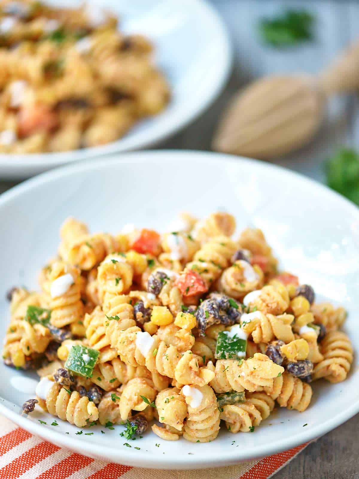 Mexicaanse pastasalade op bord