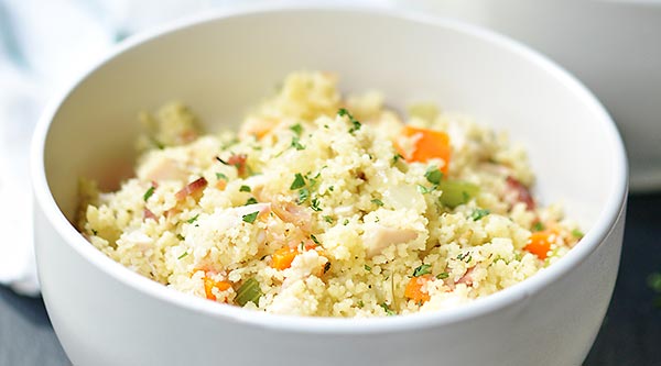 This one pot chicken bacon couscous really is a one pot wonder! Full of chewy bacon, tender chicken, crunchy veggies, and seasonings, this dish makes for a great dinner and even better leftovers! showmetheyummy.com #onepot #dinner #chicken #bacon #couscous #pasta #wine #easy #recipes