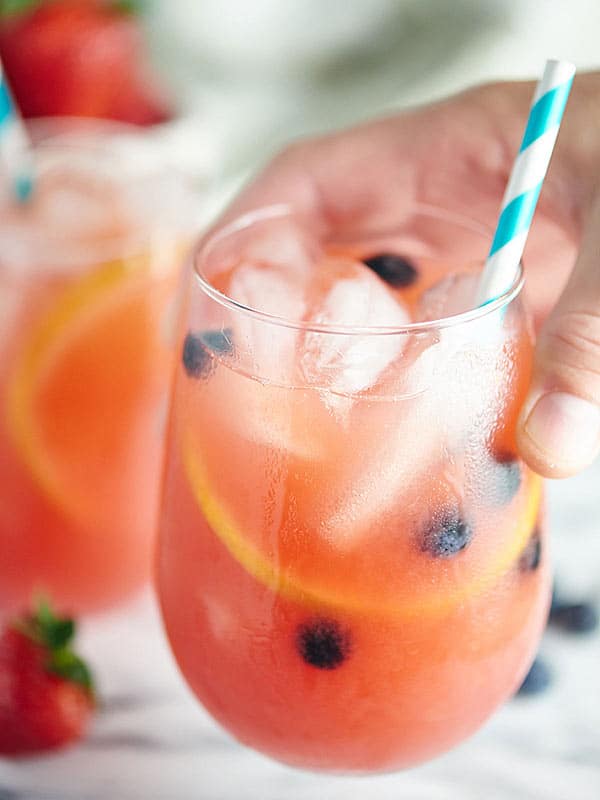 lasi vesimeloni sangria hallussa