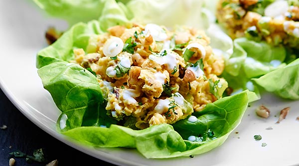 These healthy chickpea lettuce wraps are so quick and easy to put together, taste great, are vegetarian, and of course, are super healthy! showmetheyummy.com #healthy #vegetarian