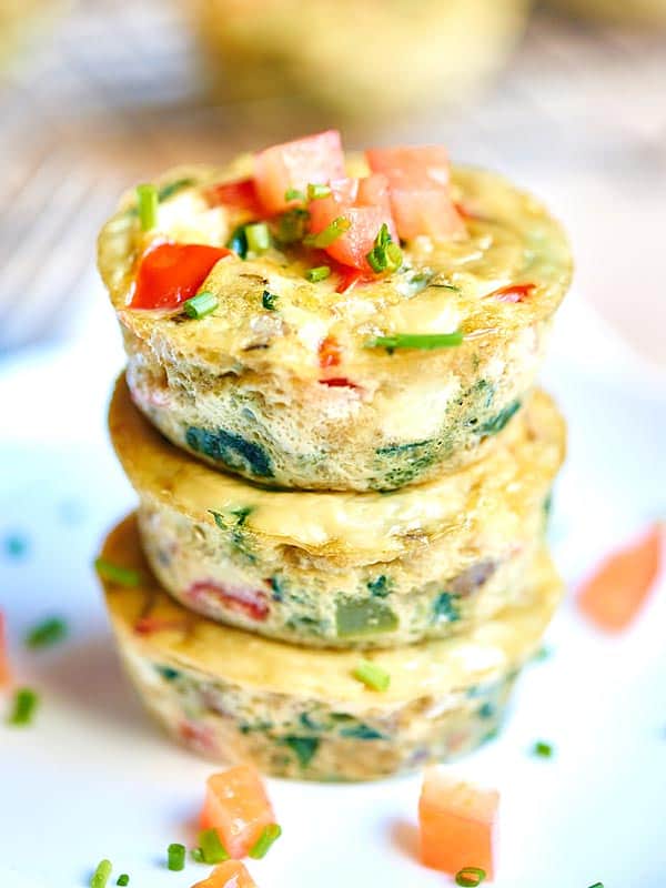 These healthy egg muffin cups can be made in advance, have less than 50 calories per muffin, and are packed with tons of protein and veggies! showmetheyummy.com #breakfast #healthy #vegetarian