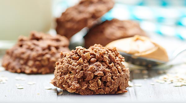 Stay cool this summer, but satisfy your chocolate craving with these easy, yummy, oatmeal, peanut butter, chocolatey no-bake cookies! No oven necessary! showmetheyummy.com #cookies #dessert