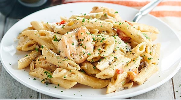 This easy shrimp alfredo is an impressive dish that's so easy to make! Penne pasta, shrimp, vegetables, and a creamy alfredo. What's not to love? showmetheyummy.com #pasta #alfredo #shrimp