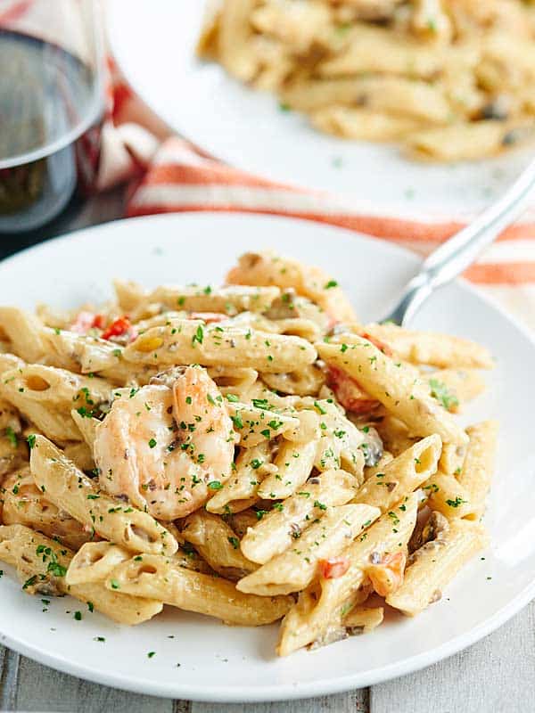 This easy shrimp alfredo is an impressive dish that's so easy to make! Penne pasta, shrimp, vegetables, and a creamy alfredo. What's not to love? showmetheyummy.com #pasta #alfredo #shrimp