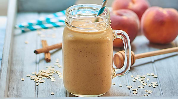 This Healthy Peach Cobbler Smoothie is so easy to make, tastes like peach cobbler, and is vegetarian and gluten free! Only 6 ingredients needed! showmetheyummy.com #healthy #smoothie