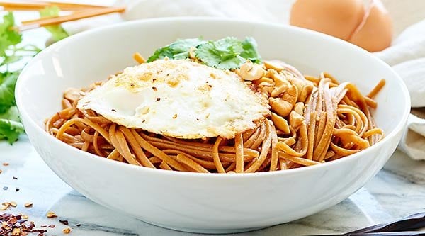 These Easy Asian Noodles are so good! A healthy, vegetarian recipe made w/ whole wheat pasta & over easy eggs! They're easy, tasty & better than delivery! showmetheyummy.com #pasta #healthy