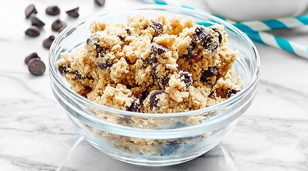 This Eggless Cookie Dough Recipe is safe to eat raw! Theres no flour, we use homemade oat flour instead, & no eggs! Easy edible cookie dough for the win! showmetheyummy.com #cookiedough #dessert