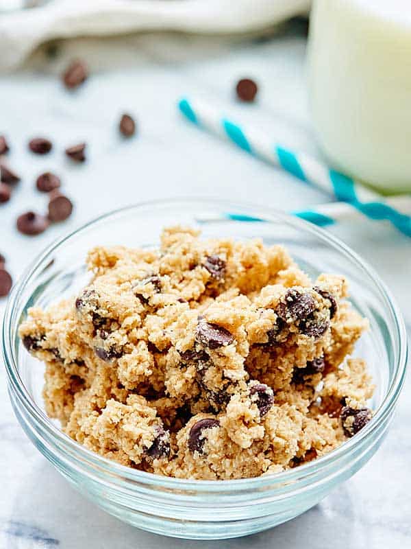 This Eggless Cookie Dough Recipe is safe to eat raw! Theres no flour, we use homemade oat flour instead, & no eggs! Easy edible cookie dough for the win! showmetheyummy.com #cookiedough #dessert