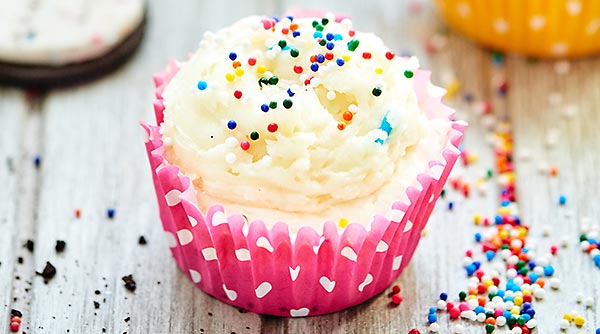 These funfetti cheesecake cupcakes have 3 layers: birthday cake oreo crust, no bake funfetti cheesecake filling, and funfetti cream cheese buttercream! showmetheyummy.com #funfetti #cake