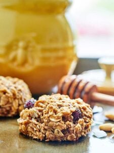 These healthy breakfast cookies are naturally sweetened with honey & full of good for you ingredients like whole wheat flour, orange, & old fashioned oats! showmetheyummy.com #healthy #breakfast