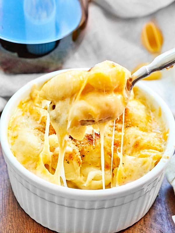 Bowl of mac and cheese cheese pull with spoon