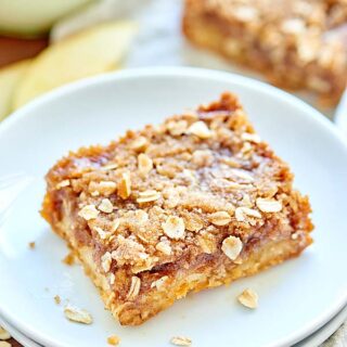 These Salted Caramel Apple Bars are everything! Shortbread crust + apple slices + homemade salted caramel + streusel crumbly topping = best fall dessert! showmetheyummy.com #apple #caramel