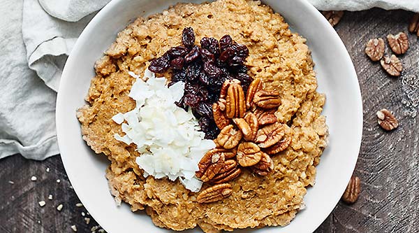 This Crockpot Pumpkin Oatmeal w/ Quinoa can be made in advanced, is super healthy, and tastes like pumpkin pie! showmetheyummy.com #crockpot #quinoa