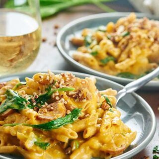 This One Pot Pumpkin Pasta only dirties one dish and is full of healthy, delicious ingredients like whole wheat pasta, spinach, and apple chicken sausage! showmetheyummy.com #pumpkin #pasta