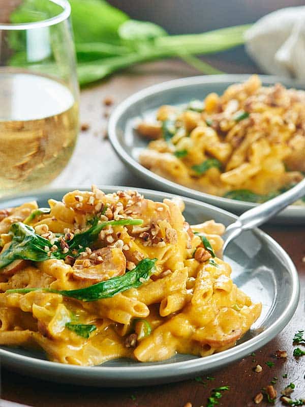 This One Pot Pumpkin Pasta only dirties one dish and is full of healthy, delicious ingredients like whole wheat pasta, spinach, and apple chicken sausage! showmetheyummy.com #pumpkin #pasta