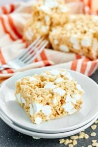 Only four ingredients, ten minutes, and one pot to make the BEST Rice Krispie Treats Recipe! This easy dessert is a sure crowd pleaser! showmetheyummy.com #ricekrispietreats #dessert