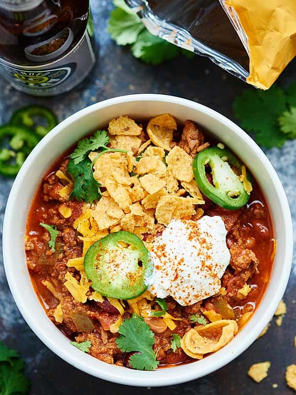 This Slow Cooker Beef Chili is a quick & easy fall dinner! Beef, beer, liquid smoke, vegetables, & spices cook low & slow for a really flavorful dish! showmetheyummy.com #beefchili #slowcooker