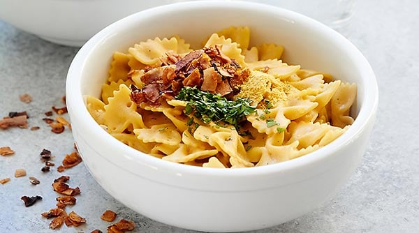 This Vegan Mac and Cheese Recipe is SO easy and SO cheesy! A simple one pot dish that takes less than 30 minutes from start to finish! showmetheyummy.com #vegan #macandcheese