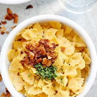 This Vegan Mac and Cheese Recipe is SO easy and SO cheesy! A simple one pot dish that takes less than 30 minutes from start to finish! showmetheyummy.com #vegan #macandcheese