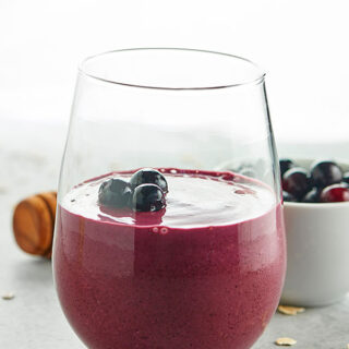 Easy blueberry muffin smoothie that's full of good for you ingredients like greek yogurt, blueberries, oats, and cinnamon that tastes like a muffin! showmetheyummy.com #blueberrymuffin #smoothie