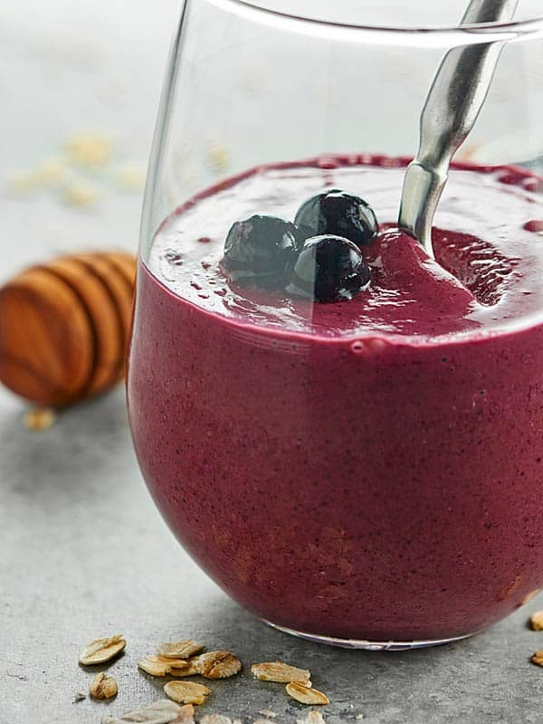 Easy blueberry muffin smoothie that's full of good for you ingredients like greek yogurt, blueberries, oats, and cinnamon that tastes like a muffin! showmetheyummy.com #blueberrymuffin #smoothie