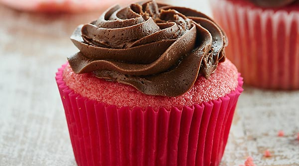 This Chocolate Strawberry Cupcakes Recipe is a twist on chocolate covered strawberries. A moist, strawberry cupcake is smothered in the creamiest chocolate buttercream! showmetheyummy.com #strawberrycupcake #chocolatebuttercream
