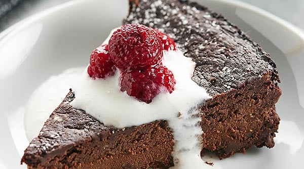 This Vegan Flourless Chocolate Cake Recipe is easy to make, gluten free, & is made w/ better for you ingredients to make a slightly healthier, fudge-y cake! showmetheyummy.com #vegan #flourlesschocolatecake