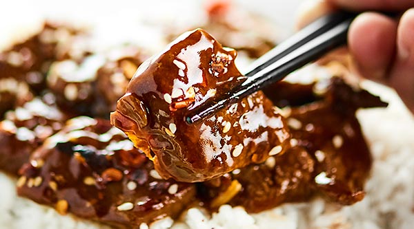 After marinating, this Easy Mongolian Beef Recipe takes less than 30 minutes to make! This Mongolian Beef is easy & so flavorful. No frying required! showmetheyummy.com #mongolianbeef #flanksteak