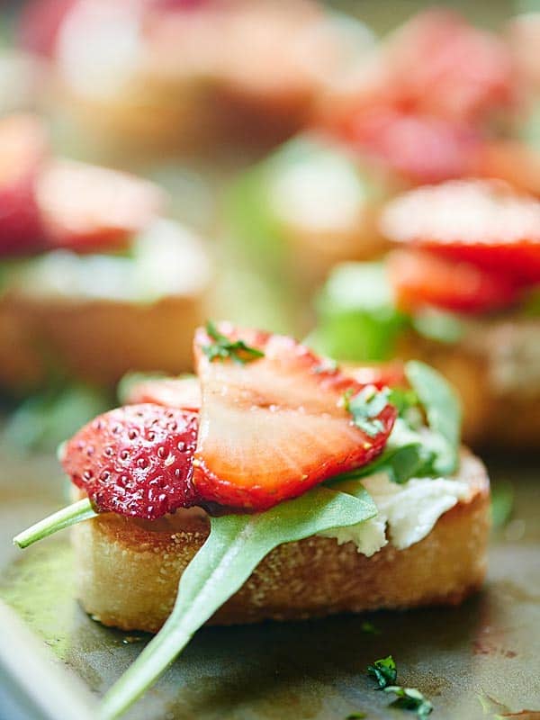 The BEST Spring Recipes! Everything from breakfast to dinner to desserts and drinks, these fresh, simple recipes are my favorites for spring! showmetheyummy.com #spring #springrecipes 