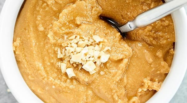 Homemade Cashew Butter for.the.win. This Cashew Butter is quick and easy to make (promise!), SO addicting, and has a short ingredient list including sweet honey and cozy vanilla! showmetheyummy.com #cashewbutter #nutbutter