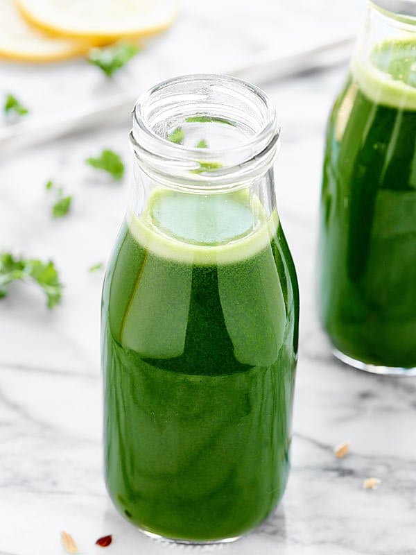 This Green Juice Recipe is packed with kale, cucumbers, celery, lemon, ginger, and apples! Loaded with fruits and veggies, this juice is healthy and delicious! showmetheyummy.com #greenjuice #vegan