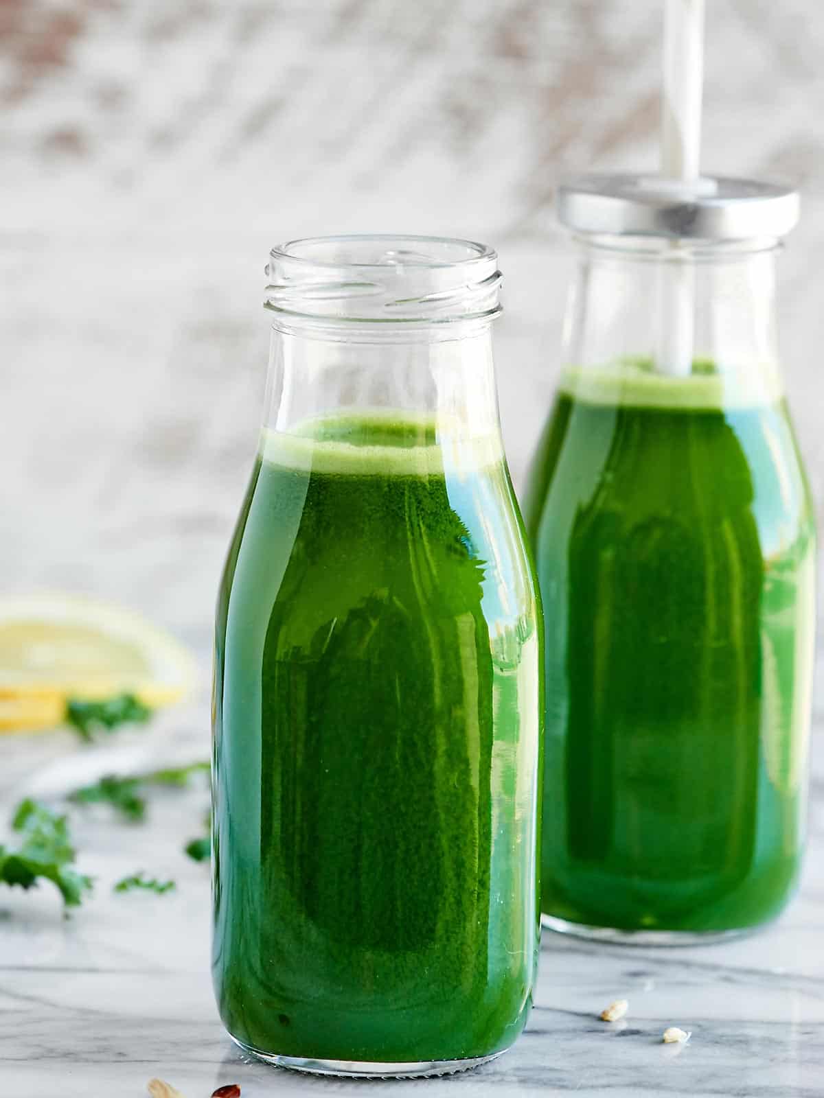 Green Juice Recipe - w/ Kale, Cucumber, Celery, & Apples