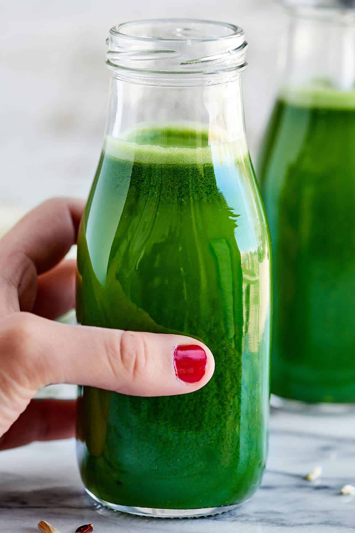 This Green Juice Recipe is packed with kale, cucumbers, celery, lemon, ginger, and apples! Loaded with fruits and veggies, this juice is healthy and delicious! showmetheyummy.com #greenjuice #vegan