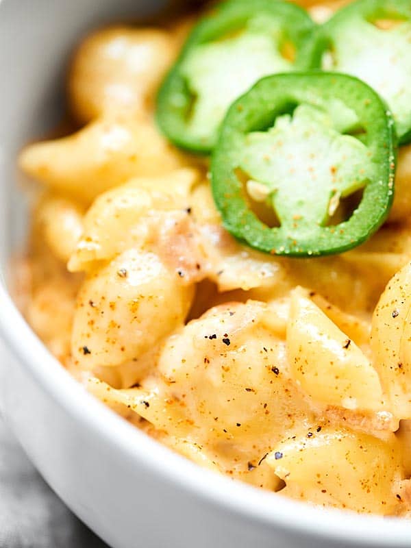 closeup of jalapeno popper mac and cheese