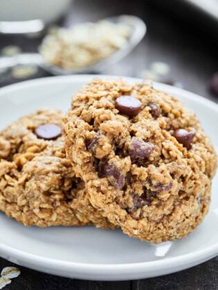 These Oatmeal Chocolate Chip Cookies are ultra chewy and naturally gluten free. These cookies are full of oats, brown sugar, cinnamon, and chocolate chips! showmetheyummy.com #oatmeal #cookie #chocolatechip