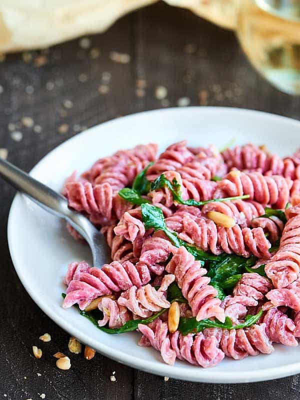 plato de pasta de remolacha