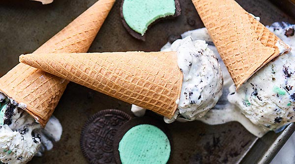 No ice cream machine is needed to make this No Churn Mint Oreo Ice Cream Recipe! 7 ingredients & 10 minutes for the fluffiest, creamiest ice cream ever! showmetheyummy.com #mintoreo #nochurnicecream