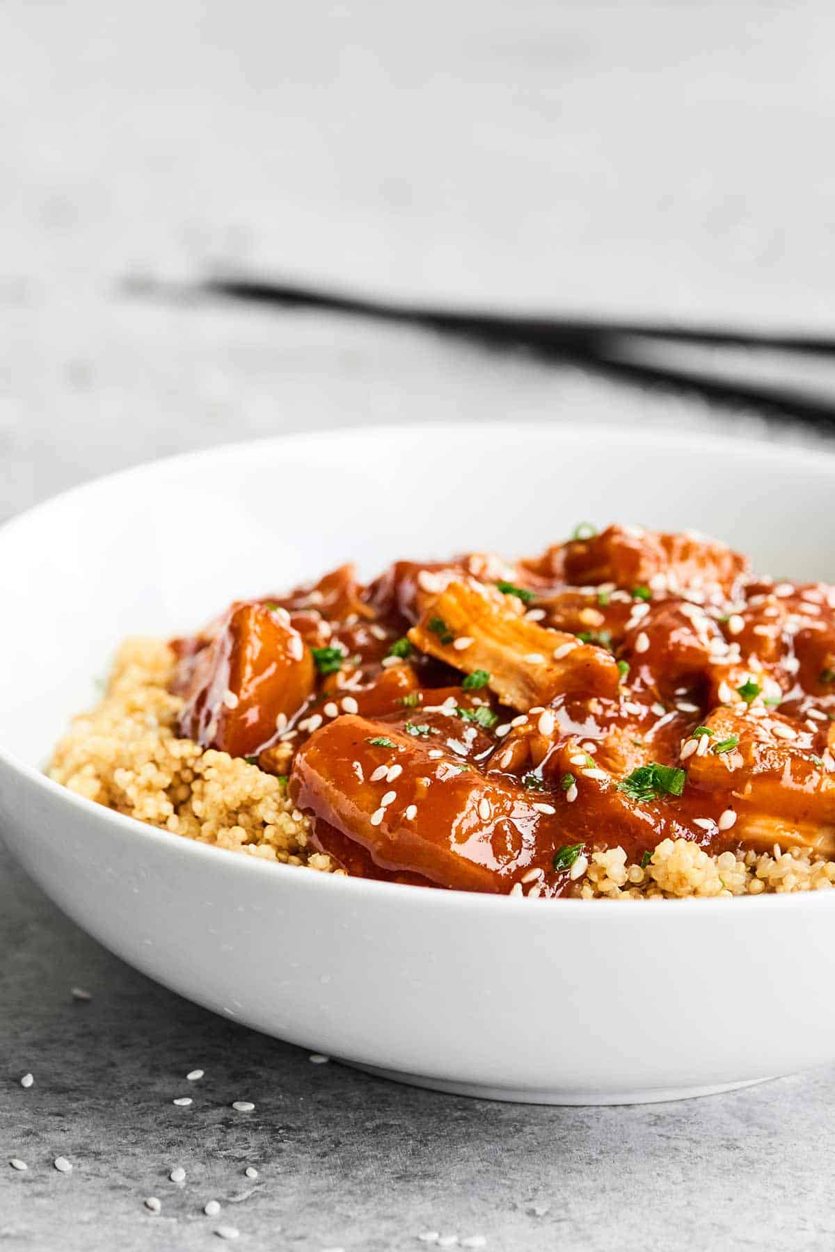 #ad This Slow Cooker Honey Sriracha Chicken is quick to put together, healthy, easy, and is the perfect combo of sweet and spicy thanks to honey and sriracha! showmetheyummy.com @tablespoon #honey #sriracha #slowcooker #chicken