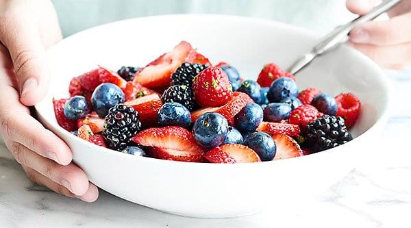 Only 7 ingredients needed to make this Berry Fruit Salad. All your favorite berries + fresh mint + lemon juice and honey! So easy. So yummy! showmetheyummy.com #fruitsalad #berries