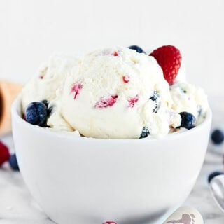 All my FAVORITE 4th of July Recipes. Everything from sides, main dishes, desserts, and drinks... I've got you covered! Happy 4th, everyone! showmetheyummy.com #julyfourth #fourthofjuly