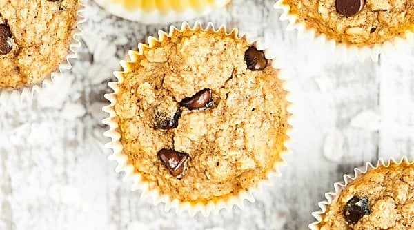 At only 115 calories, these are muffins you don't have to feel bad about! These Skinny Banana Chocolate Chip Muffins are naturally gluten free, vegan, ultra moist, and completely delicious! Nobody will ever guess these are healthy! showmetheyummy.com #skinnymuffins #healthymuffins